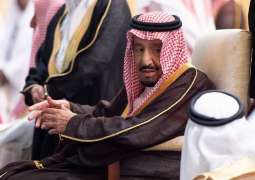 خادم الحرمين الشريفين يؤدي صلاة الميت على الأمير بندر بن عبدالعزيز آل سعود - رحمه الله -