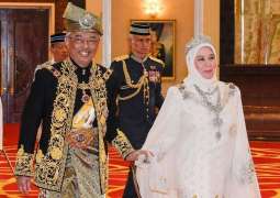 وضع التاج علي رأس ملک المالیزیا الجدید بعد تولیہ منصب