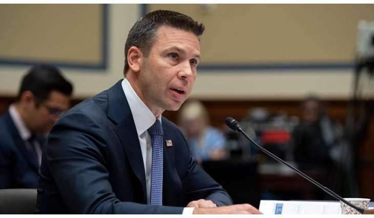 US Senators, Acting Homeland Security Chief Tour Border to Assess Migrant Conditions