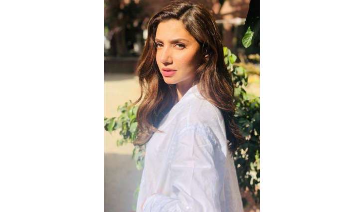 Mahira Khan gracefully responds to Firdous Jamal’s criticism
