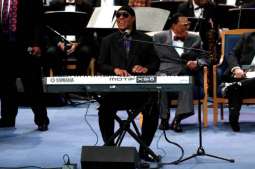 Stevie Wonder tells London concert he will have a kidney transplant