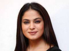 Veena Malik defends Firdous Jamal amid social media backlash