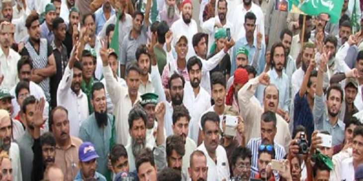 Meeting with Prime Minister, PML(N)'s workers hold protest outside MPA's residence