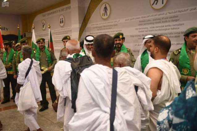 حجاج بنجلاديش يشيدون بمبادرة طريق مكة فور وصولهم إلى مطار الملك عبدالعزيز بجدة