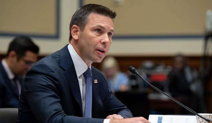 US Senators, Acting Homeland Security Chief Tour Border to Assess Migrant Conditions