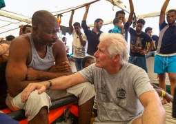 Richard Gere Delivers Food to Migrants on Rescue Ship in Mediterranean - Charity