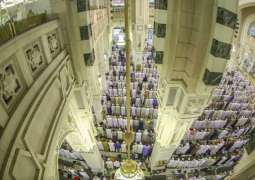 جموع المصلين يؤدون صلاة الجمعة بالمسجد الحرام