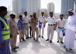 شرطة أبو ظبي توزع هدايا على العمال احتفاء بيوم العمل الإنساني