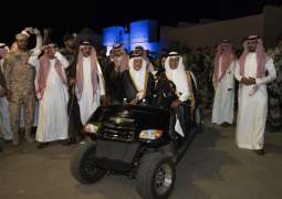 خالد الفيصل يزور جناح الإمارات في مهرجان سوق عكاظ
