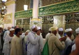 الروحانية وقدسية المكان تجمع المسلمين في رحاب الروضة الشريفة