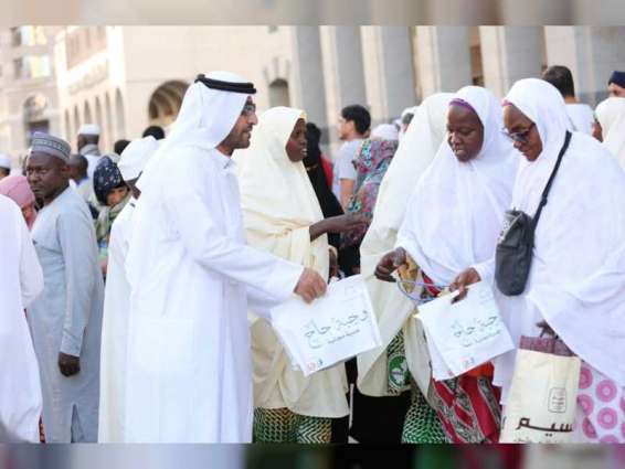 UAE Hajj Mission distributes 25,000 meals in Medinah, in memory of Sheikh Zayed