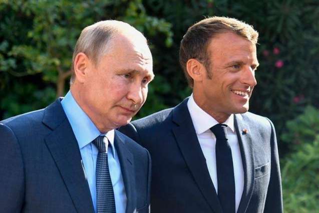 Macron Writes Facebook Post in Russian After Talks With Putin in Southern France