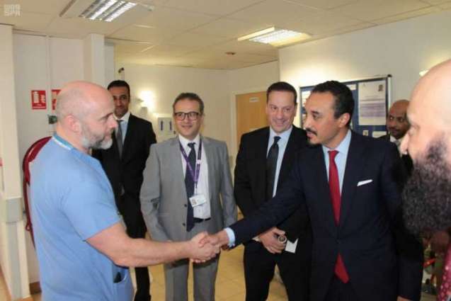 سفير خادم الحرمين الشريفين لدى بريطانيا يزور المرضى السعوديين في مستشفى بلندن