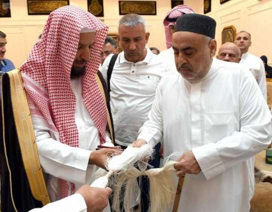 وفد مسلمي القوقاز يزورون مجمع الملك عبدالعزيز لكسوة الكعبة المشرفة