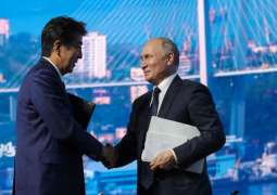 Abe Presents Woodprint, Rugby Uniform to Putin After Summit in Vladivostok - Tokyo