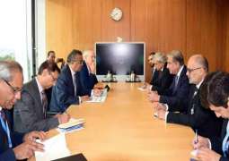 وزیر الخارجیة الباکستاني شاہ محمود قریشي یلتقي المدیرا العام لمنظمة الصحة العالمیة تیدروس أدھانوم غیبریسوس