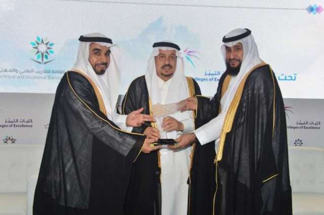 أمير منطقة الرياض يرعى تخريج 571 خريجاً من كلية علوم الطيران