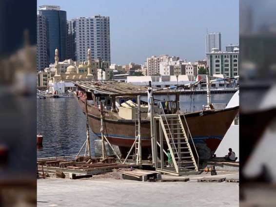 "الداو يارد" في عجمان أحد أهم مراكز بناء السفن الشراعية والقوارب التراثية