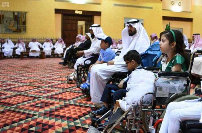 سمو الأمير تركي بن طلال يسلّم 72 مواطناً من ذوي الشهداء والمصابين منح أراضيهم في عسير