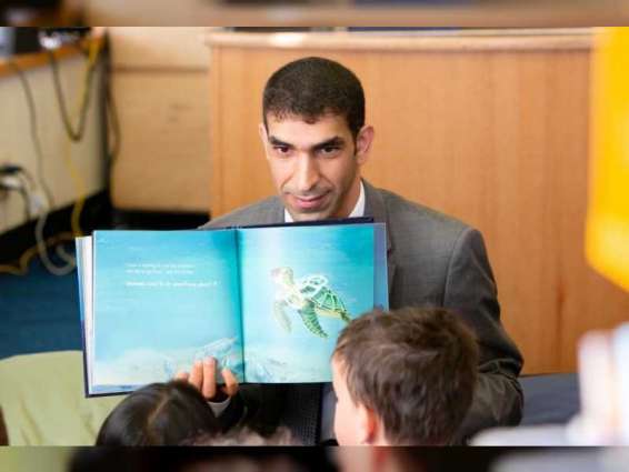 شما بنت سلطان بن خليفة وثاني الزيودي يقرآن كتابا عن التغير المناخي للأطفال في نيويورك