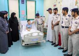 شرطة أبوظبي تزورأطفال مرضى السرطان بمستشفى خليفة