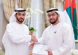 حمدان بن زايد يتسلم نسخة من رسالة دكتوراه في القيادة التربوية نالها رئيس مجلس إدارة جامعة أبوظبي