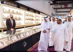 نهيان بن مبارك يفتتح معرض المجوهرات والساعات في أبوظبي