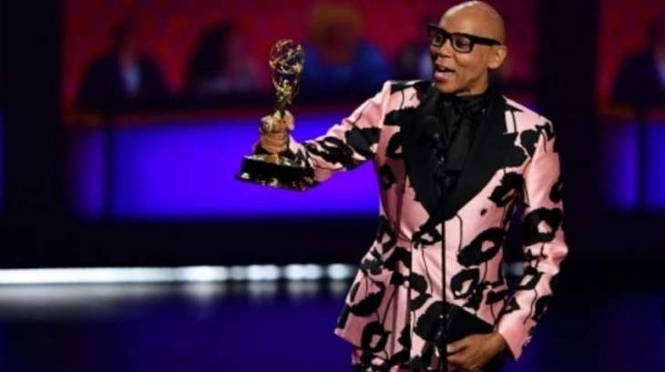 Save e from selfies, says drag star RuPaul