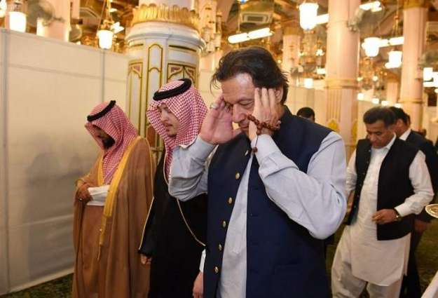 رئیس جمھوریة باکستان الاسلامیة عمران خان یوٴدي الصلاة في المسجد النبوي بالمملکة العربیة السعودیة