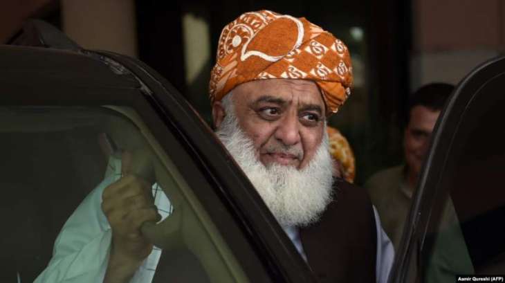 Fazlur Rehman asks govt to arrest him from middle of the way to March