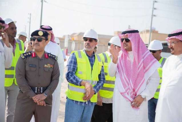 سمو الأمير منصور بن محمد يتفقد مشروعات تصريف مياه الأمطار بحفر الباطن