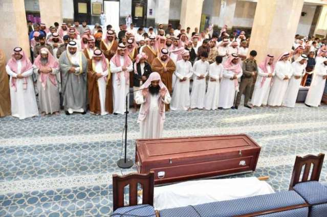 سمو الأمير محمد بن عبدالعزيز يؤدي صلاة الميت على الشهيد 