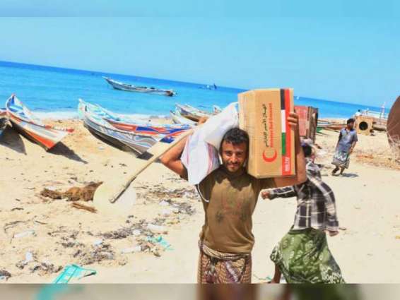 الإمارات تقدم مساعدات غذائية لأهالي موشج بالساحل الغربي اليمني
