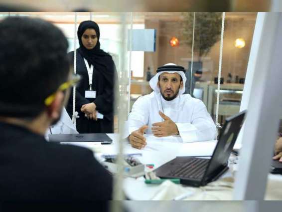 رئيس دائرة الصحة في أبوظبي يتبادل الأفكار مع فريق "هاكثون"
