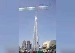 محمد بن راشد يرفع علم الإمارات في ساحة " برج خليفة "