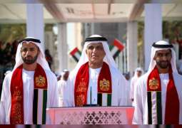 سعود بن صقر يرفع عَلَم الإمارات على كورنيش القواسم