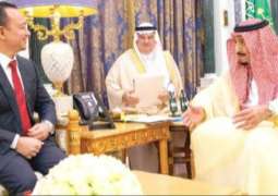الملک السعودي سلمان بن عبدالعزیز یتسلم رسال من رئیس الوزاء المالیزي مھاتیر محمد