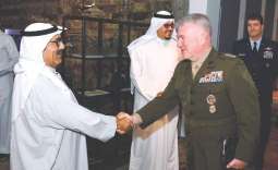 وزیر الدفاع الکویتي الشیخ ناصر صباح الأحمد یستقبل قائد قیادة القوات الأمریکیة الوسطي الفریق أول کینیث ماکینزي