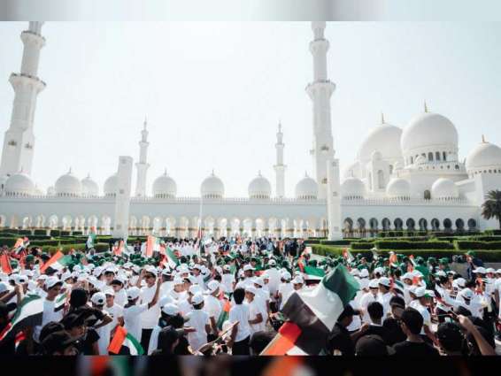 أكثر من 14 ألف زائر يشاركون جامع الشيخ زايد الكبير الاحتفال  بـ "يوم العلم"