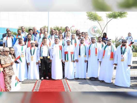سلطان بن خليفة يرفع علم الدولة في مقر "أبوظبي الدولي للرياضات البحرية"
