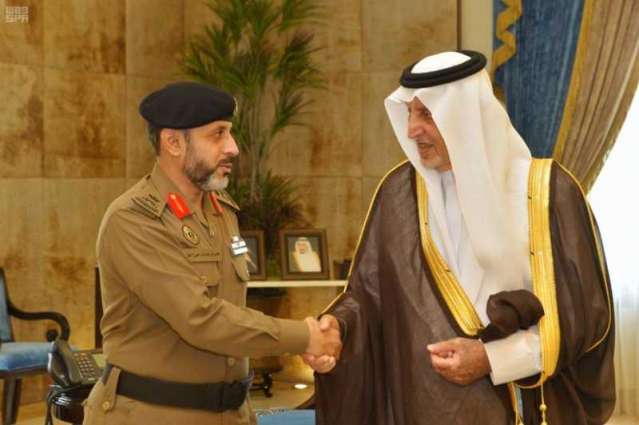 سمو الأمير خالد الفيصل يقلد قائد القوة الخاصة لأمن المسجد الحرام رتبته الجديدة