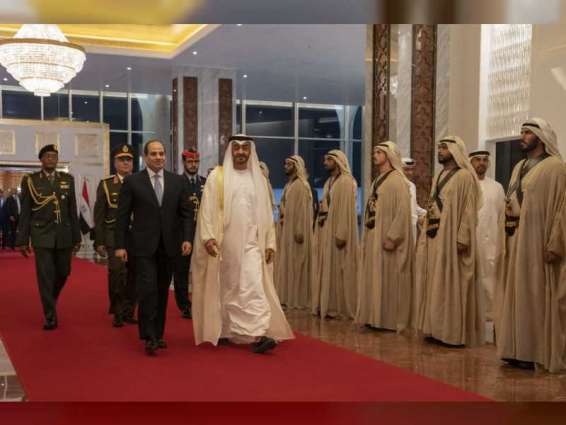 الرئيس المصري يصل البلاد ومحمد بن زايد في مقدمة مستقبليه