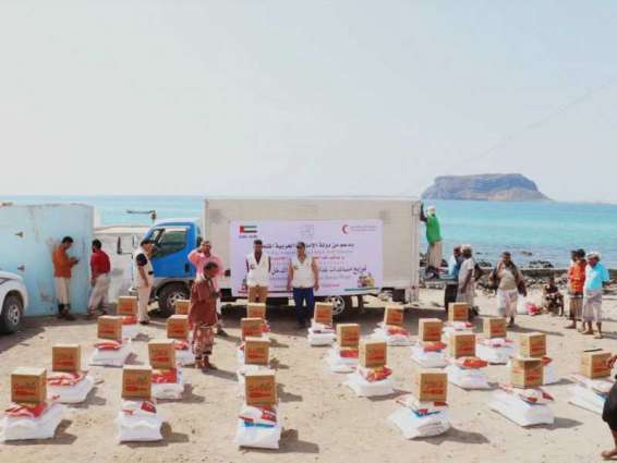 الإمارات تقدم 12 طنا من المساعدات الغذائية لأهالي بئر علي في شبوة