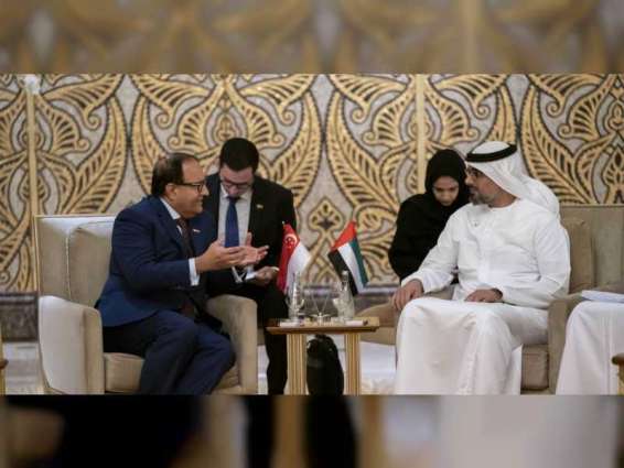 خالد بن محمد بن زايد يلتقي وزير الاتصالات والمعلومات السنغافوري