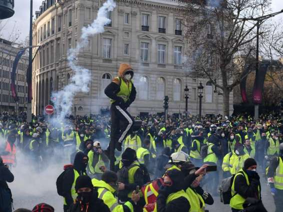 Police Deploy Tear Gas, Smoke Bombs Against Yellow Vest Protesters on Outskirts of Paris