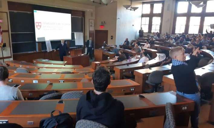 طلاب جامعة ھارفارد یغادرون القاعة تضامنا مع الشعب الفلسطیني خلال محاضرة القنصل الاسرائیلي لدي نیویورک
