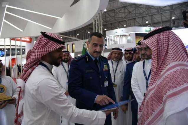 سمو قائد القوات الجوية الملكية السعودية يزور عدداً من الأجنحة المشاركة في معرض دبي للطيران