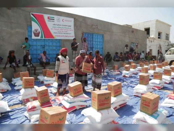 الإمارات تسير قافلة مساعدات غذائية لأهالي مديرية "بروم ميفع" في حضرموت