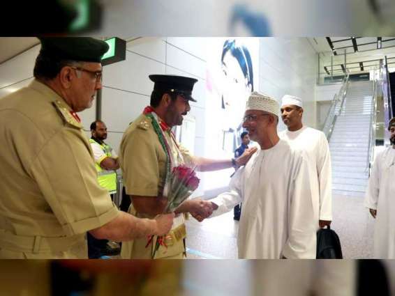 مطارات دبي تستقبل المسافرين العُمانيين بالورود في يومهم الوطني