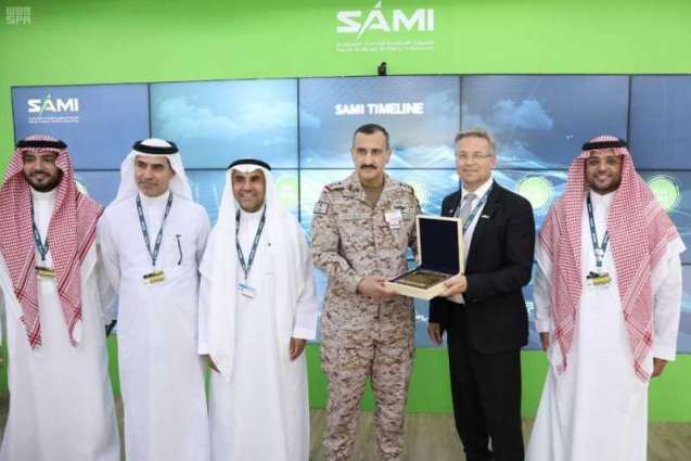 سمو الأمير تركي بن بندر يزور جناح الشركة السعودية للصناعات العسكرية في معرض دبي للطيران 2019